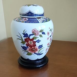 Japanese Imari Porcelain Ginger Jar Wood Stand Flowers White Blue Red Gold Green